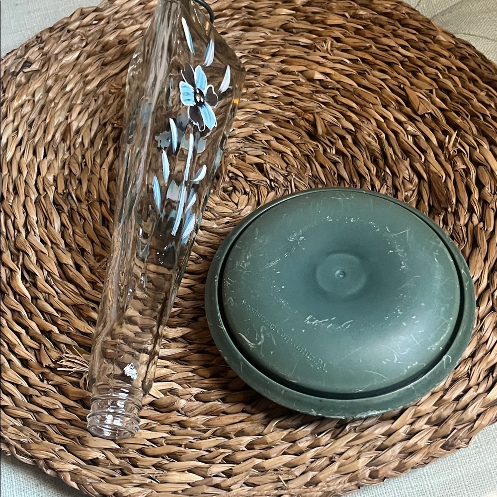 Vintage Hummingbird Feeder Hand-Blown and Hand-Painted Glass Vesal Metal base - Picture 8 of 9